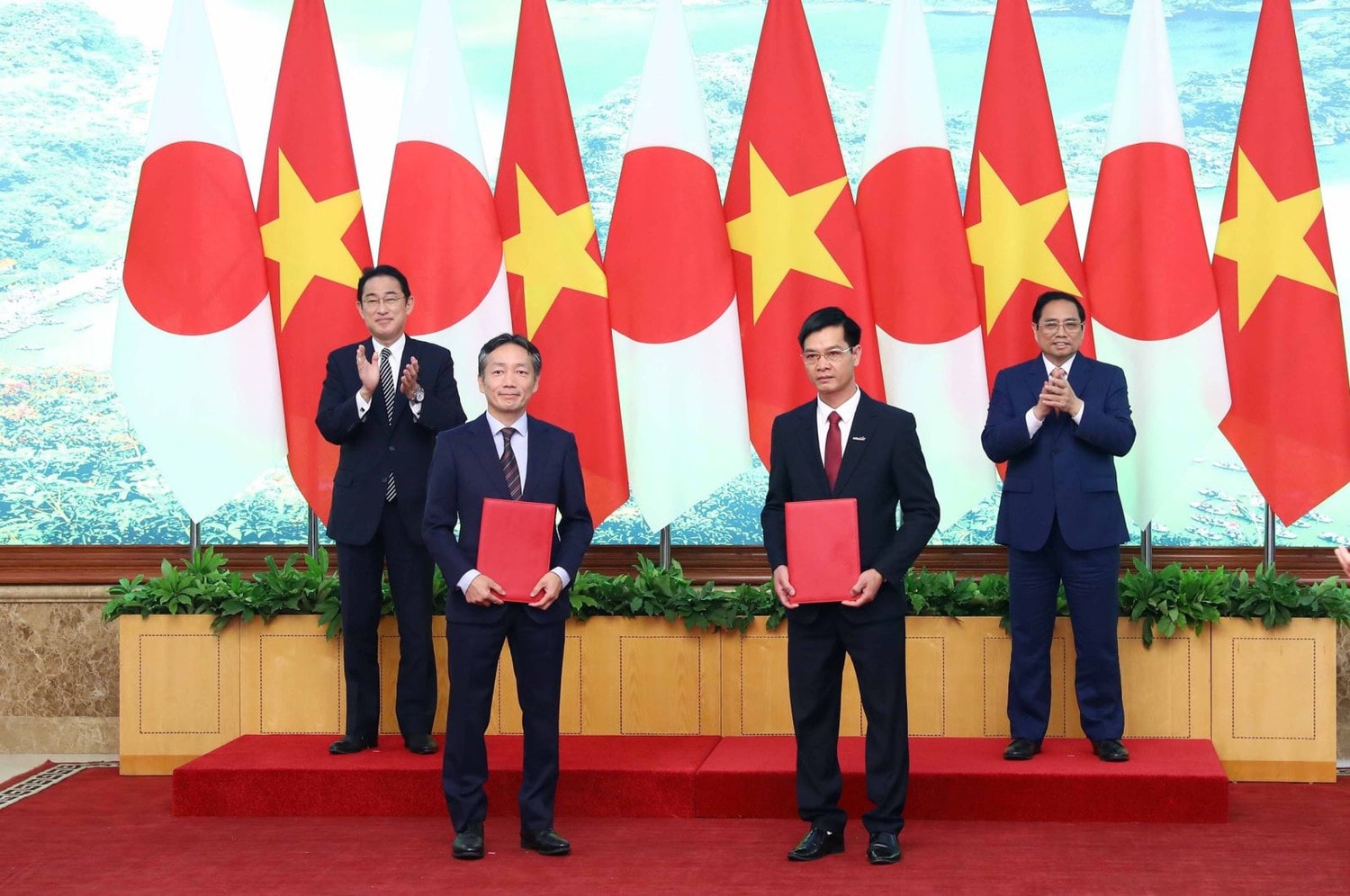 Thủ tướng Việt Nam Phạm Minh Chính và Thủ tướng Nhật Bản Kishida Fumio chứng kiến Lễ trao Bản ghi nhớ hợp tác