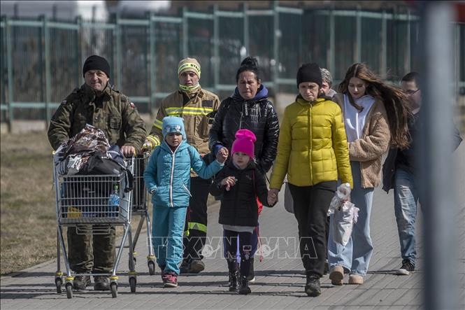Người dân Ukraine sơ tán tránh chiến sự tới cửa khẩu Medyka, giáp giới Ba Lan ngày 27.3.2022