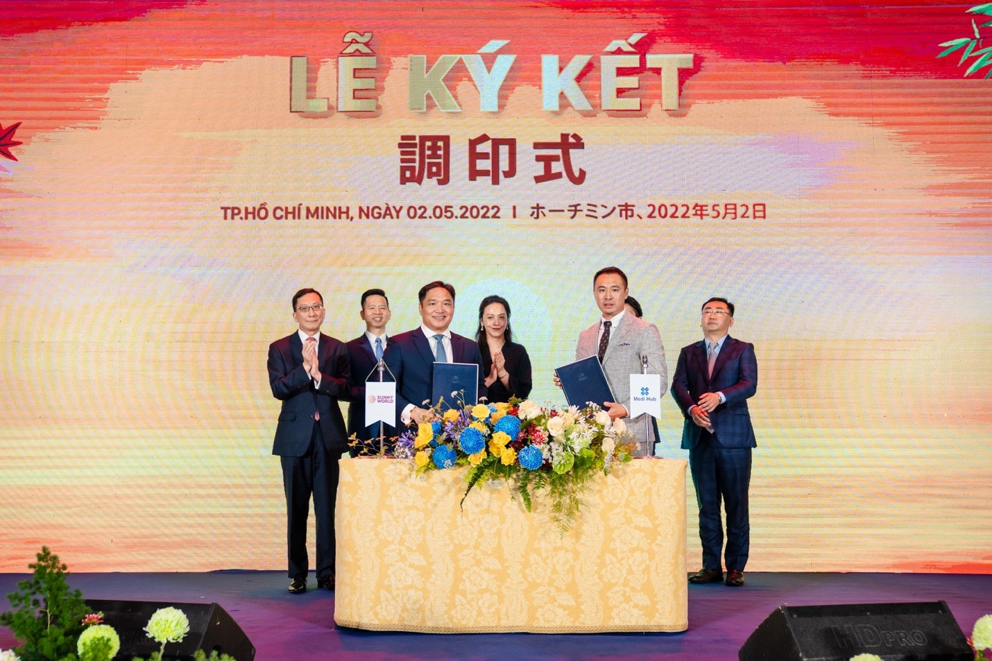 Bà Trương Huệ Vân, Tổng giám đốc Tập đoàn Vạn Thịnh Phát và các đại diện khác đã chứng kiến lễ ký kết hợp tác chiến lược giữa Sunny World và Medi Hub