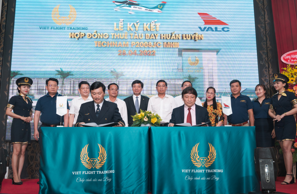 Đại diện Bay Việt và đại diện Công ty Cổ phần cho thuê máy bay Việt Nam (VALC) ký Hợp đồng thuê hai máy bay