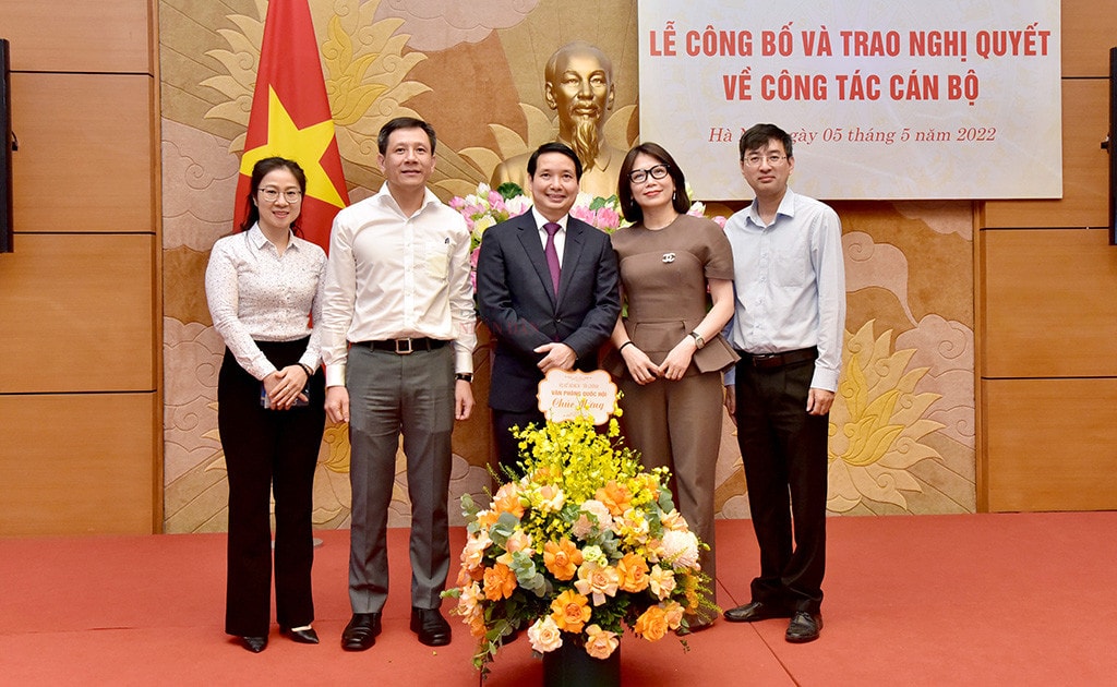 Phó Chủ tịch Thường trực Quốc hội Trần Thanh Mẫn trao quyết định bổ nhiệm ông Phạm Thái Hà giữ chức Phó Chủ nhiệm Văn phòng Quốc hội -0