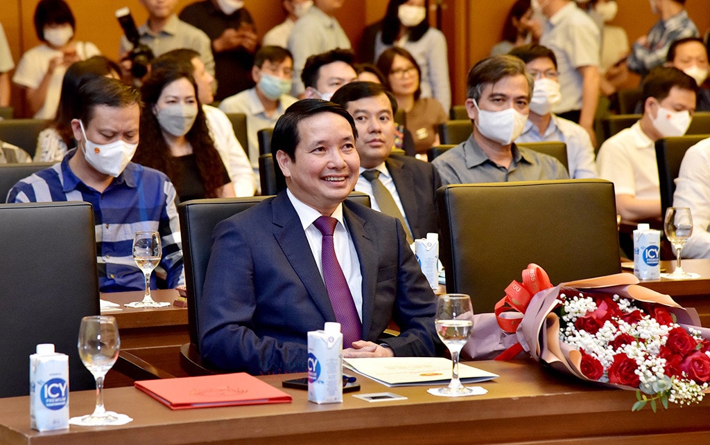 Phó Chủ tịch Thường trực Quốc hội Trần Thanh Mẫn trao quyết định bổ nhiệm ông Phạm Thái Hà giữ chức Phó Chủ nhiệm Văn phòng Quốc hội -0