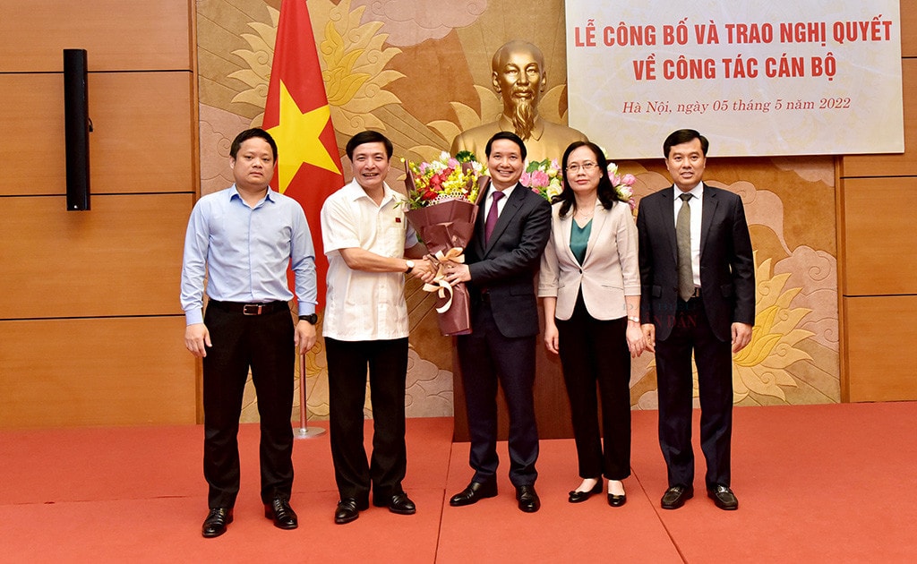 Phó Chủ tịch Thường trực Quốc hội Trần Thanh Mẫn trao quyết định bổ nhiệm ông Phạm Thái Hà giữ chức Phó Chủ nhiệm Văn phòng Quốc hội -0