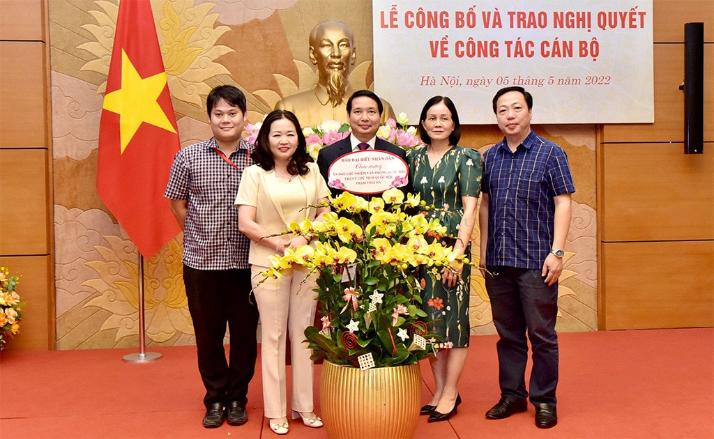 Phó Chủ tịch Thường trực Quốc hội Trần Thanh Mẫn trao quyết định bổ nhiệm ông Phạm Thái Hà giữ chức Phó Chủ nhiệm Văn phòng Quốc hội -0