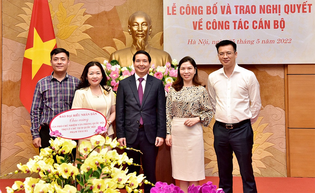 Phó Chủ tịch Thường trực Quốc hội Trần Thanh Mẫn trao quyết định bổ nhiệm ông Phạm Thái Hà giữ chức Phó Chủ nhiệm Văn phòng Quốc hội -0