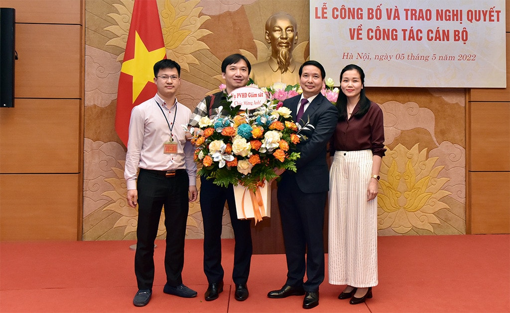 Phó Chủ tịch Thường trực Quốc hội Trần Thanh Mẫn trao quyết định bổ nhiệm ông Phạm Thái Hà giữ chức Phó Chủ nhiệm Văn phòng Quốc hội -0