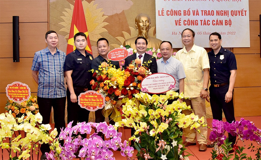 Phó Chủ tịch Thường trực Quốc hội Trần Thanh Mẫn trao quyết định bổ nhiệm ông Phạm Thái Hà giữ chức Phó Chủ nhiệm Văn phòng Quốc hội -0