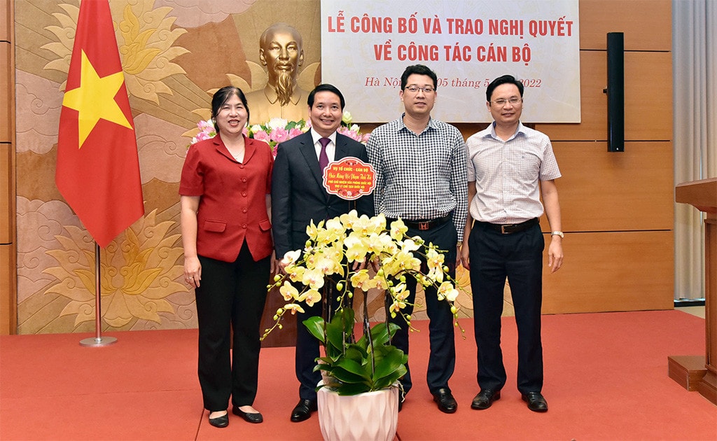 Phó Chủ tịch Thường trực Quốc hội Trần Thanh Mẫn trao quyết định bổ nhiệm ông Phạm Thái Hà giữ chức Phó Chủ nhiệm Văn phòng Quốc hội -0