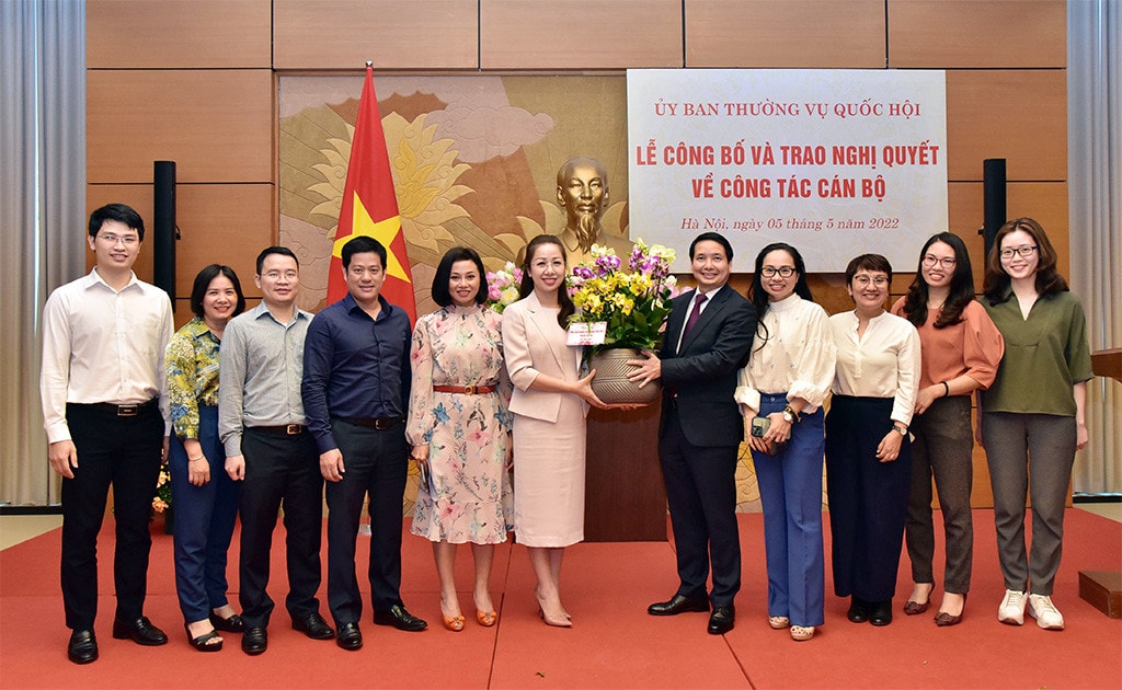 Phó Chủ tịch Thường trực Quốc hội Trần Thanh Mẫn trao quyết định bổ nhiệm ông Phạm Thái Hà giữ chức Phó Chủ nhiệm Văn phòng Quốc hội -0