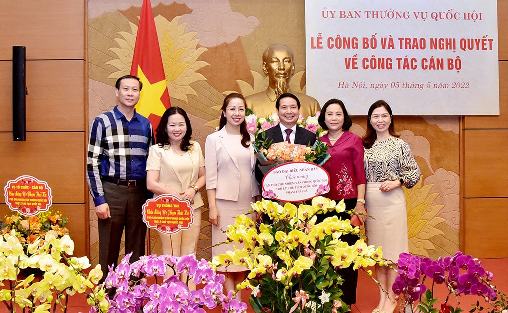 Phó Chủ tịch Thường trực Quốc hội Trần Thanh Mẫn trao quyết định bổ nhiệm ông Phạm Thái Hà giữ chức Phó Chủ nhiệm Văn phòng Quốc hội -0