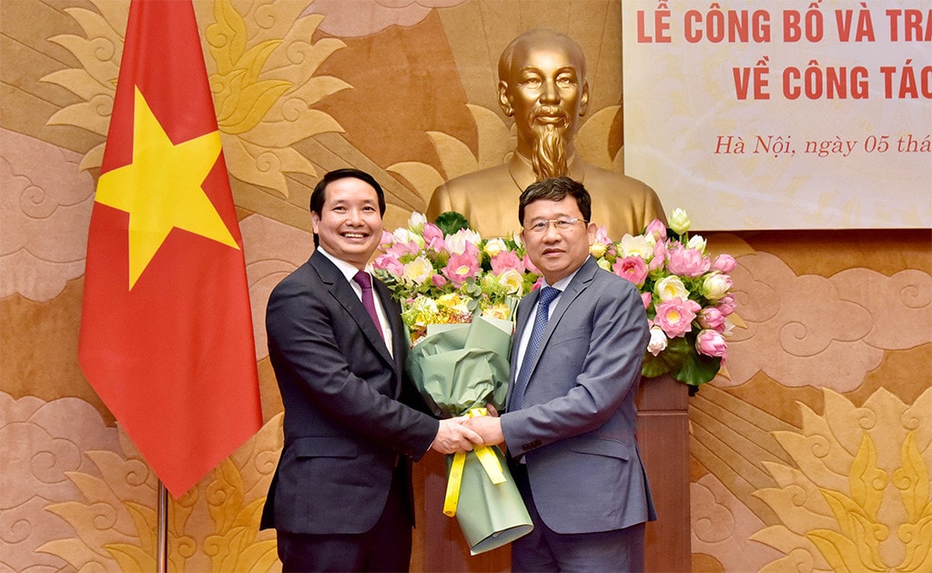 Phó Chủ tịch Thường trực Quốc hội Trần Thanh Mẫn trao quyết định bổ nhiệm ông Phạm Thái Hà giữ chức Phó Chủ nhiệm Văn phòng Quốc hội -0