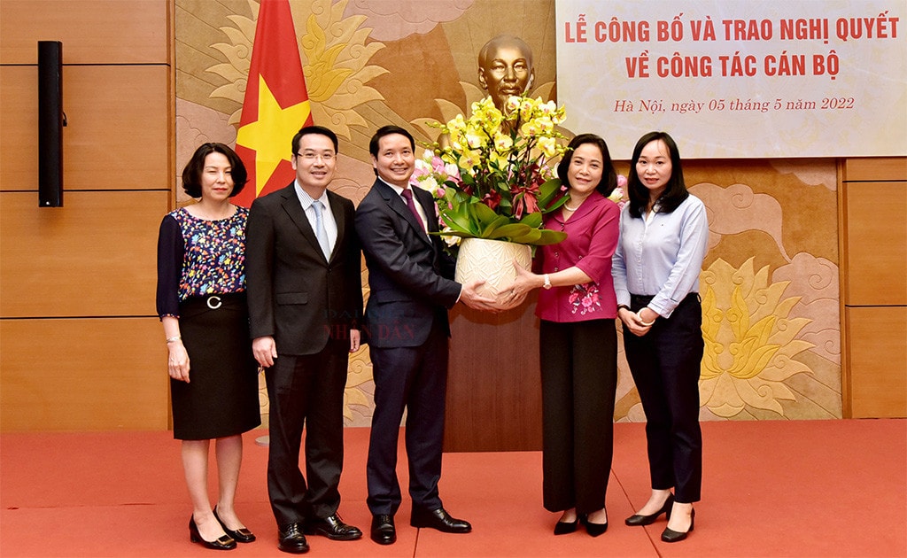 Phó Chủ tịch Thường trực Quốc hội Trần Thanh Mẫn trao quyết định bổ nhiệm ông Phạm Thái Hà giữ chức Phó Chủ nhiệm Văn phòng Quốc hội -0