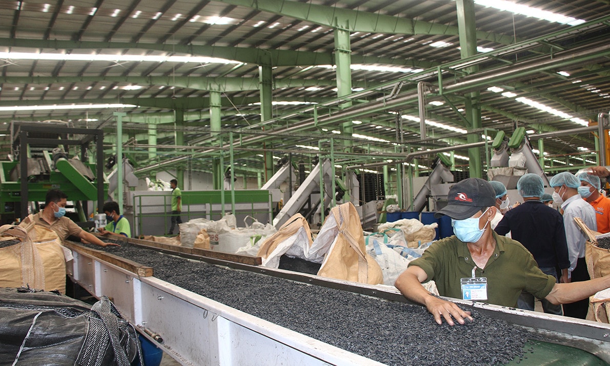Dây chuyền tái chế hạt nhựa HPDE của Nhà máy Number One Hậu Giang Ảnh: Công Việt