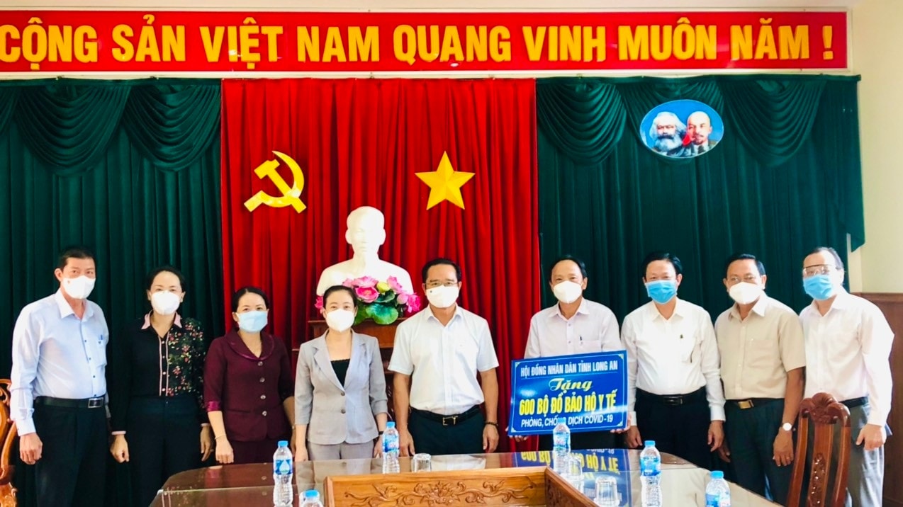 Thời điểm dịch bùng phát mạnh, Ủy viên Trung ương Đảng, Bí thư Tỉnh ủy, Chủ tịch HĐND tỉnh Long An Nguyễn Văn Được (đứng giữa) đã đến trao quà của đại biểu HĐND tỉnh tặng huyện “vùng đỏ” Bến Lức