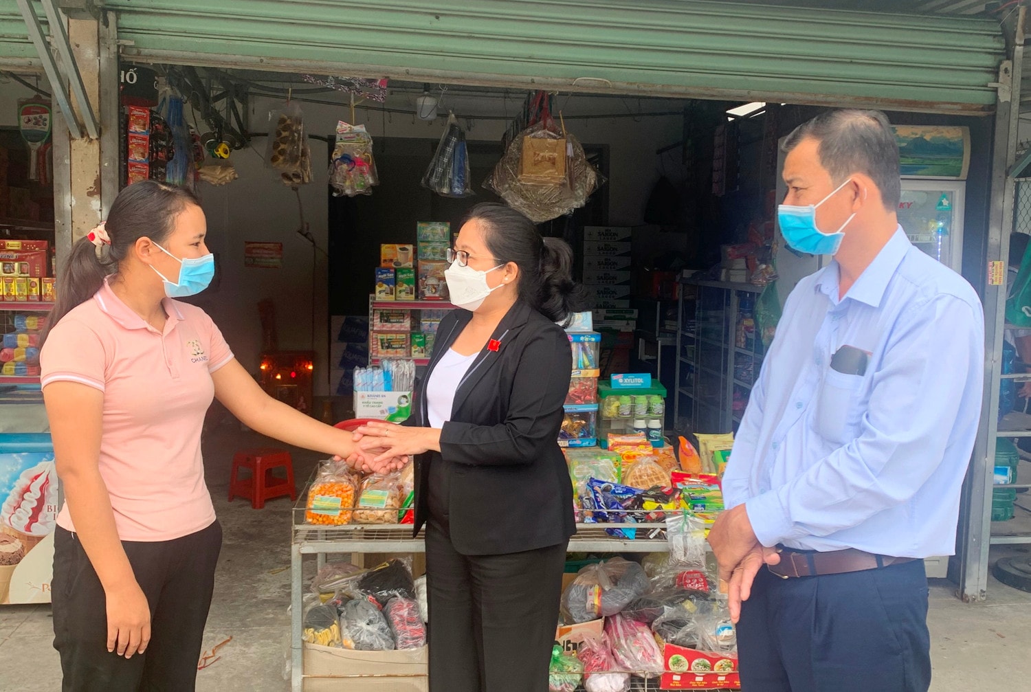 Lãnh đạo HĐND tỉnh Bình Dương thăm hỏi, động viên nắm bắt tâm tư nguyện vọng của các tiểu thương Ảnh: Hữu Hoàng