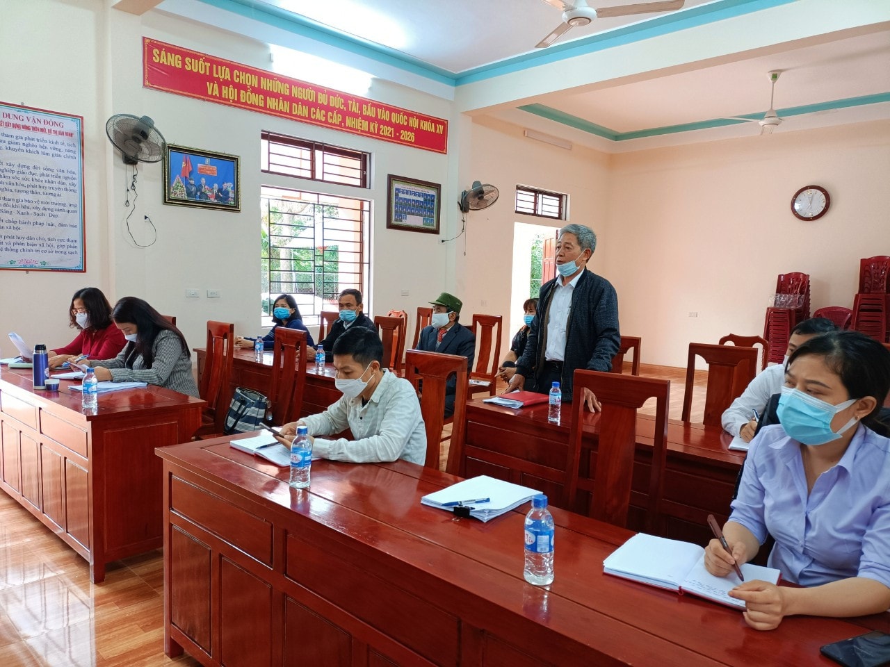 Cử tri phườngNam Hồng,thị xã Hồng Lĩnh phản ánh tâm tư, nguyện vọng với đoàn giám sát chuyên đề của Thường trực HĐND thị xã Ảnh: Bình Nguyên