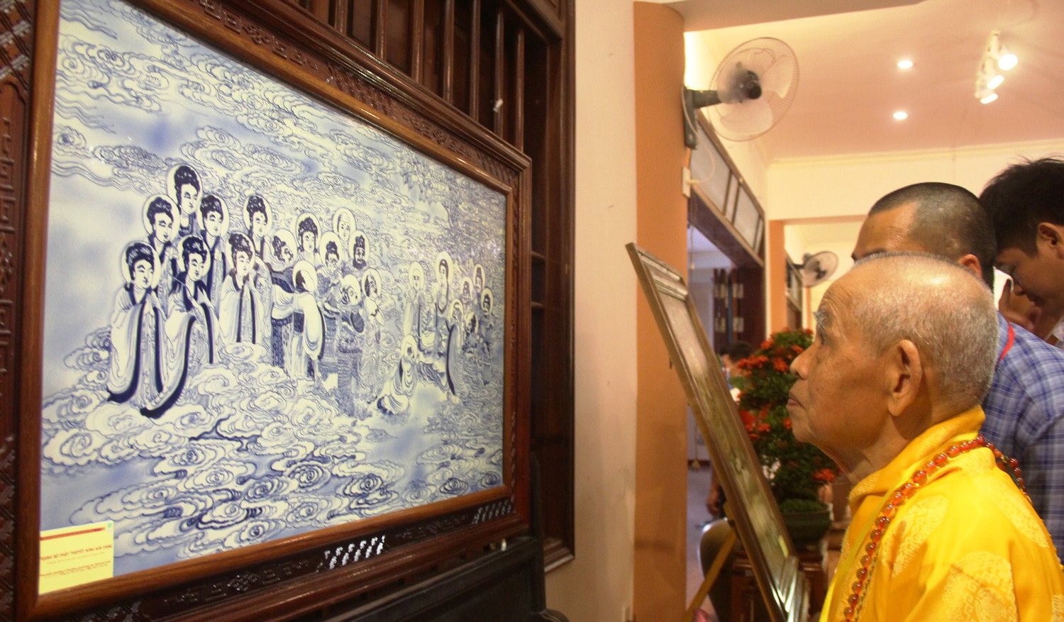Một góc không gian triển lãm - Ảnh: Minh An Dấu ấn nghệ thuật Phật giáo trên gốm sứ Bát Tràng -0
