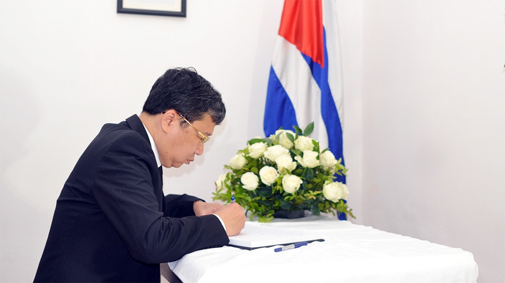 Phó Chủ tịch Thường trực Quốc hội Trần Thanh Mẫn viếng nguyên Chủ tịch Quốc hội Cuba Ricardo Alarcon de Quesada tại Đại sứ quán Cuba ở Hà Nội -2