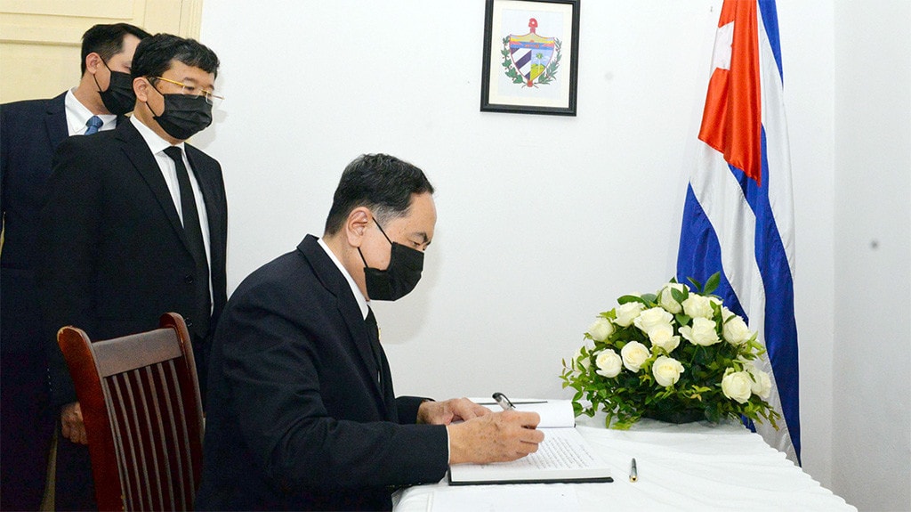 Phó Chủ tịch Thường trực Quốc hội Trần Thanh Mẫn viếng nguyên Chủ tịch Quốc hội Cuba Ricardo Alarcon de Quesada tại Đại sứ quán Cuba ở Hà Nội -1