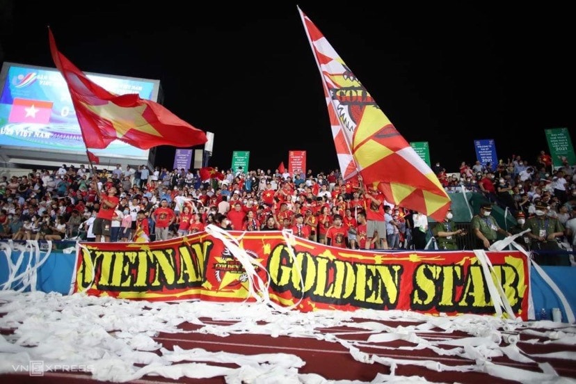 Cổ động viên cổ vũ đội tuyển bóng đá nam U23 Việt Nam tại SEA Games 31 Nguồn: Vnexpress.net Kết hợp thể thao - du lịch tạo hiệu ứng lan tỏa lớn -0