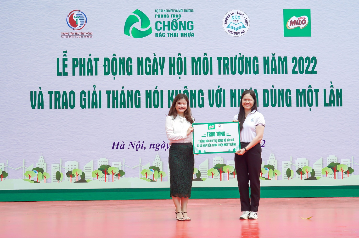 Đại diện Công ty Nestlé Việt Nam Lê Thị Hoài Thương trao tặng thùng rác tái chế từ vỏ hộp sữa cho trường học cho BGH nhà trường Phát động “Ngày hội Môi trường năm 2022” trên toàn quốc -1