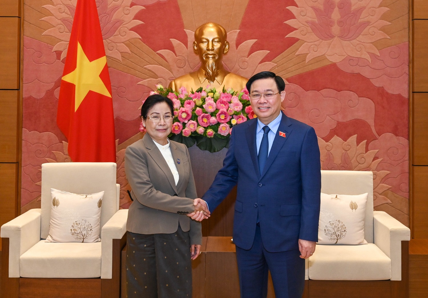 Ảnh: Lâm Hiển Chủ tịch Quốc hội Vương Đình Huệ tiếp Chánh án Tòa án Nhân dân tối cao Lào -1
