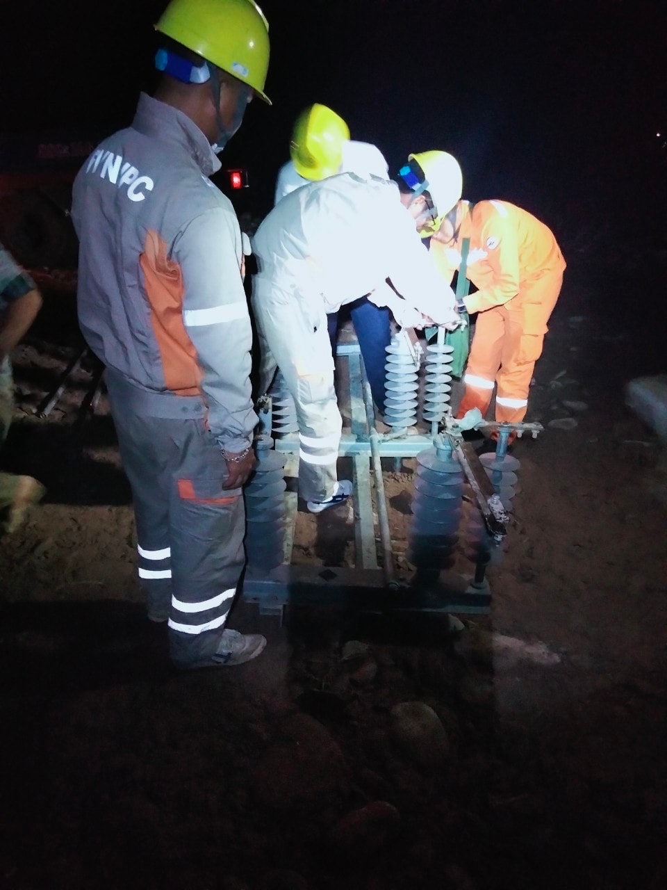 Công nhân điện lực đã làm việc không quản ngày đêm trong mưa bão để khôi phục và cấp điện trở lại Nỗ lực khắc phục sự cố lưới điện do mưa giông, lũ lụt tại các tỉnh miền núi phía Bắc -0