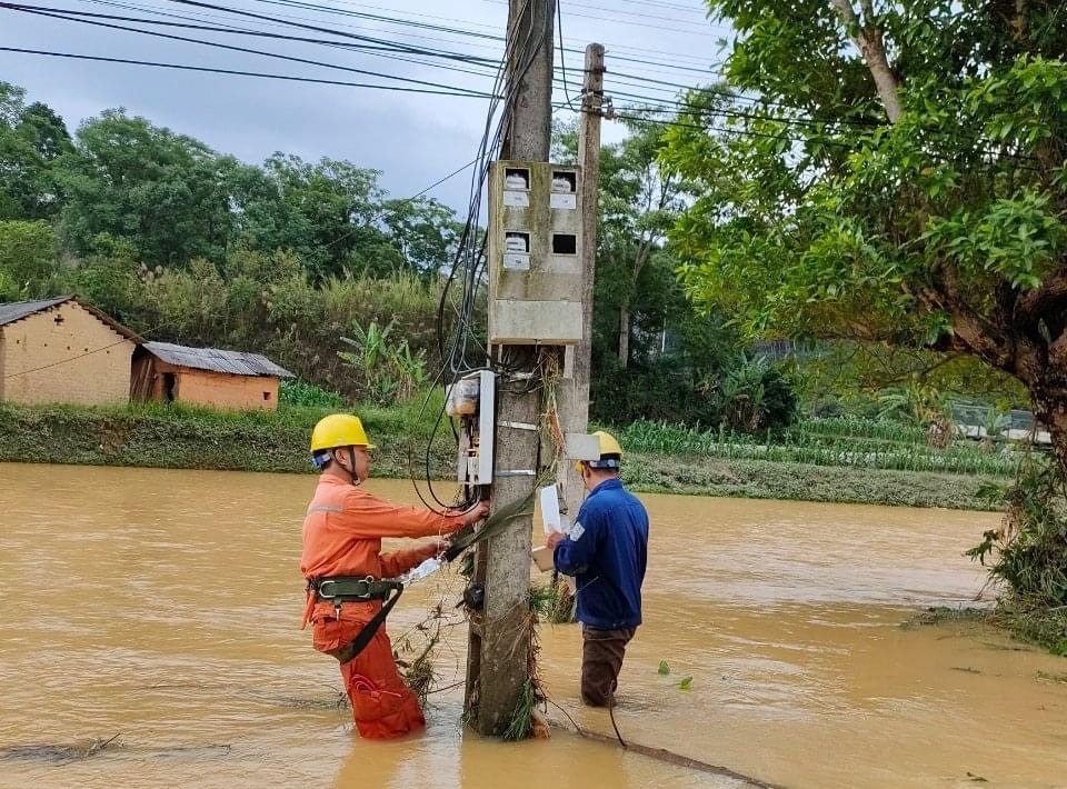 Mưa lớn, nước lũ dâng cao, mưa gông kéo dài đã ảnh hưởng đến lưới điện nhiều tỉnh miền núi phía Bắc Nỗ lực khắc phục sự cố lưới điện do mưa giông, lũ lụt tại các tỉnh miền núi phía Bắc -0