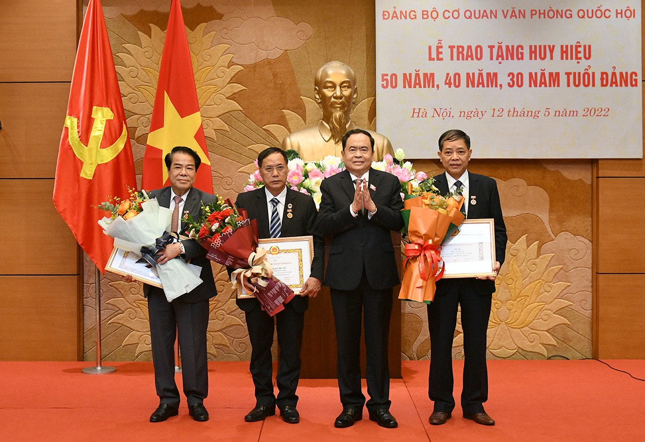 Phó Chủ tịch Thường trực Quốc hội Trần Thanh Mẫn dự lễ trao tặng Huy hiệu 50 năm, 40 năm và 30 năm tuổi Đảng của Đảng bộ cơ quan Văn phòng Quốc hội -0