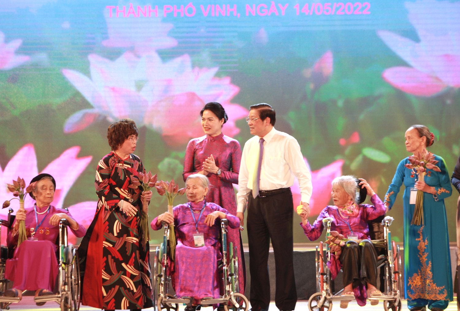 Tôn vinh Người mẹ làng Sen -0