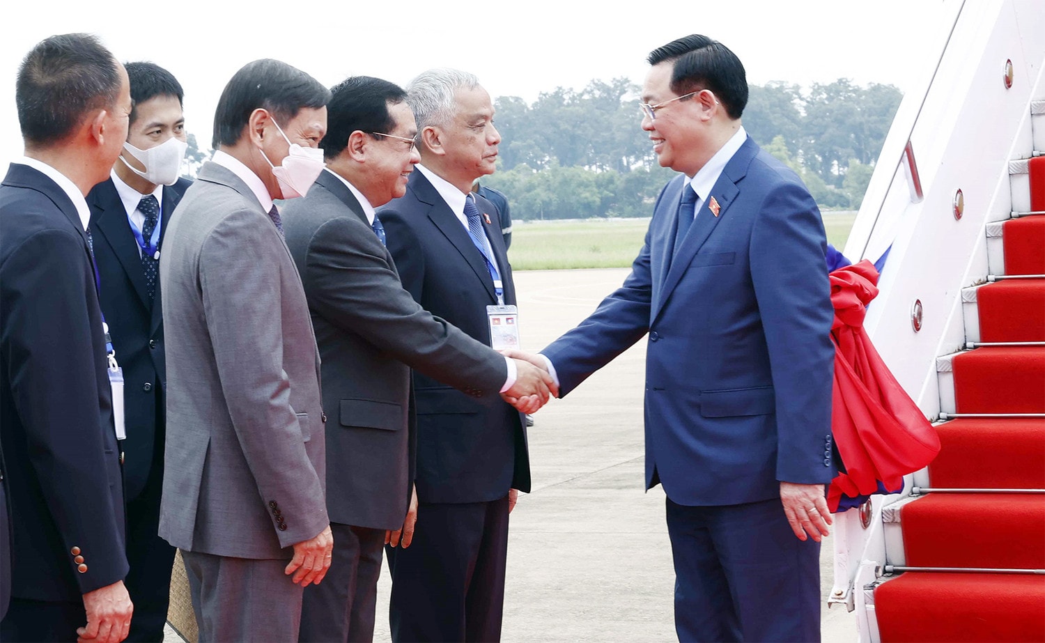 Chủ tịch Quốc hội Vương Đình Huệ đến Thủ đô Vientiane, bắt đầu chuyến thăm chính thức CHDCND Lào -1