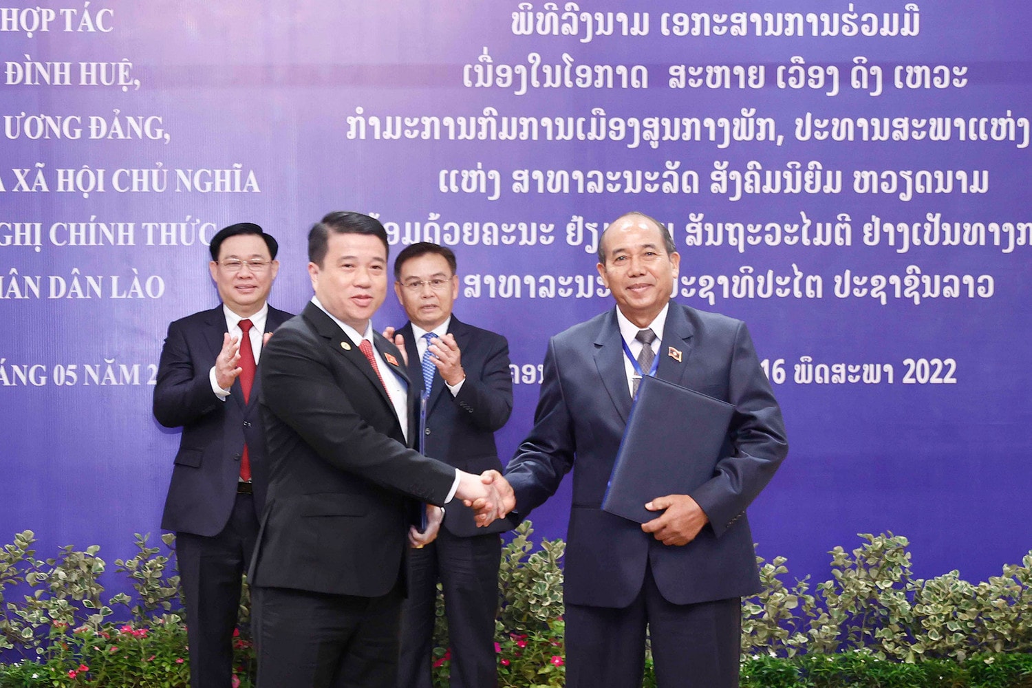 Chủ tịch Quốc hội Vương Đình Huệ và Chủ tịch Quốc hội Saysomphone Phomvihane ký Thoả thuận hợp tác Quốc hội Việt Nam - Lào -0