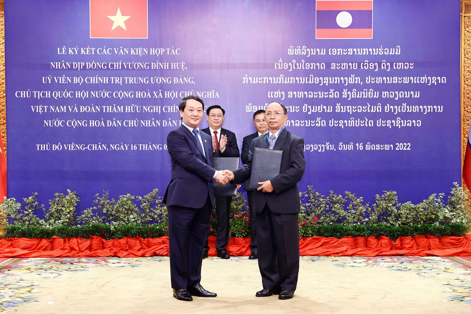 Chủ tịch Quốc hội Vương Đình Huệ và Chủ tịch Quốc hội Saysomphone Phomvihane ký Thoả thuận hợp tác Quốc hội Việt Nam - Lào -0