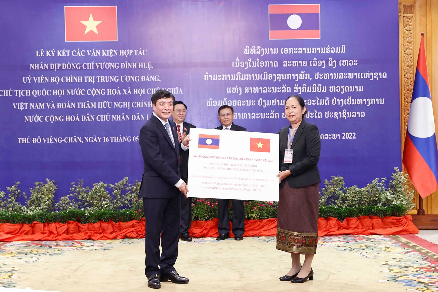 Chủ tịch Quốc hội Vương Đình Huệ và Chủ tịch Quốc hội Saysomphone Phomvihane ký Thoả thuận hợp tác Quốc hội Việt Nam - Lào -0