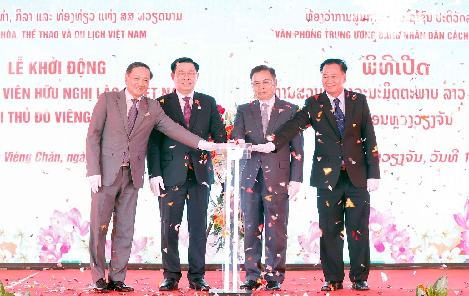 Chủ tịch Quốc hội Vương Đình Huệ và Chủ tịch Quốc hội Lào Saysomphone Phomvihane dự lễ khởi động dự án xây dựng Công viên Hữu nghị Lào – Việt Nam -0