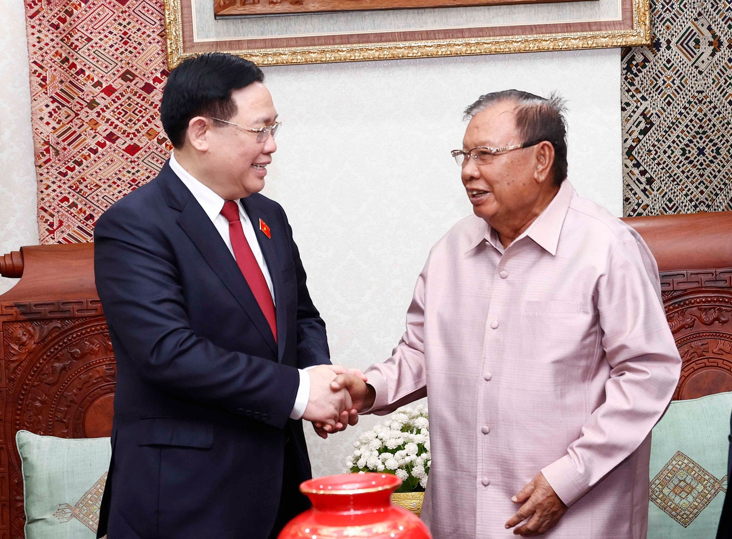 Chủ tịch Quốc hội Vương Đình Huệ thăm nguyên Tổng Bí thư, Chủ tịch Nước Lào Bounnhang Vorachith -0