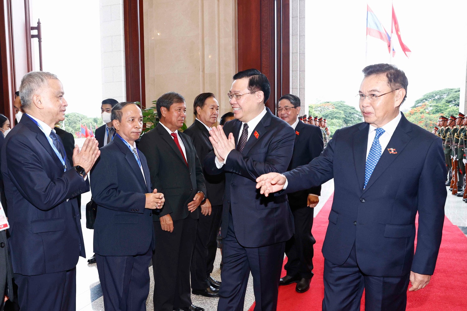 Chủ tịch Quốc hội Vương Đình Huệ với các thành viên Đoàn đại biểu Quốc hội Lào tại lễ đón. Ảnh: Doãn Tấn/TTXVN Chủ tịch Quốc hội Vương Đình Huệ hội đàm với Chủ tịch Quốc hội Lào Saysomphone Phomvihane -0