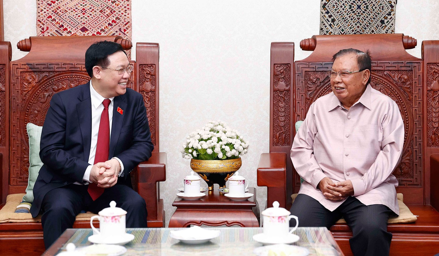 Chủ tịch Quốc hội Vương Đình Huệ thăm nguyên Tổng Bí thư, Chủ tịch Nước Lào Bounnhang Vorachith -0