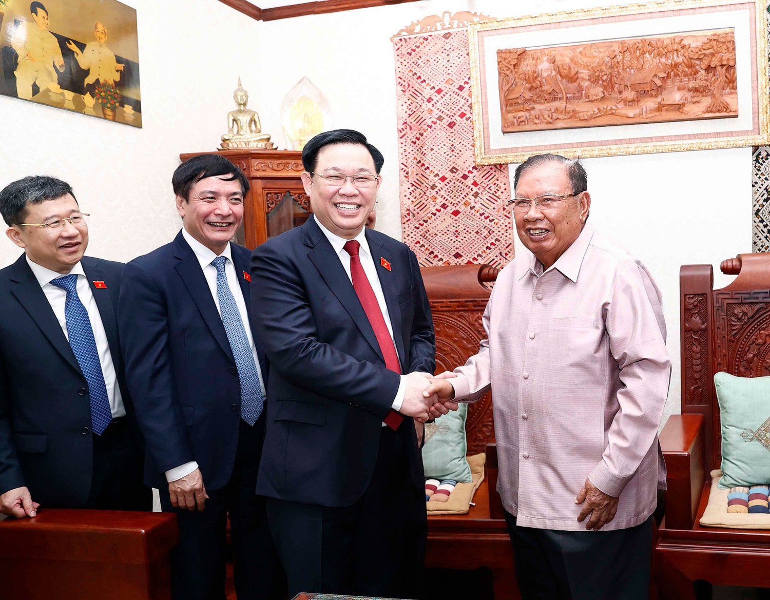 Chủ tịch Quốc hội Vương Đình Huệ thăm nguyên Tổng Bí thư, Chủ tịch Nước Lào Bounnhang Vorachith -0