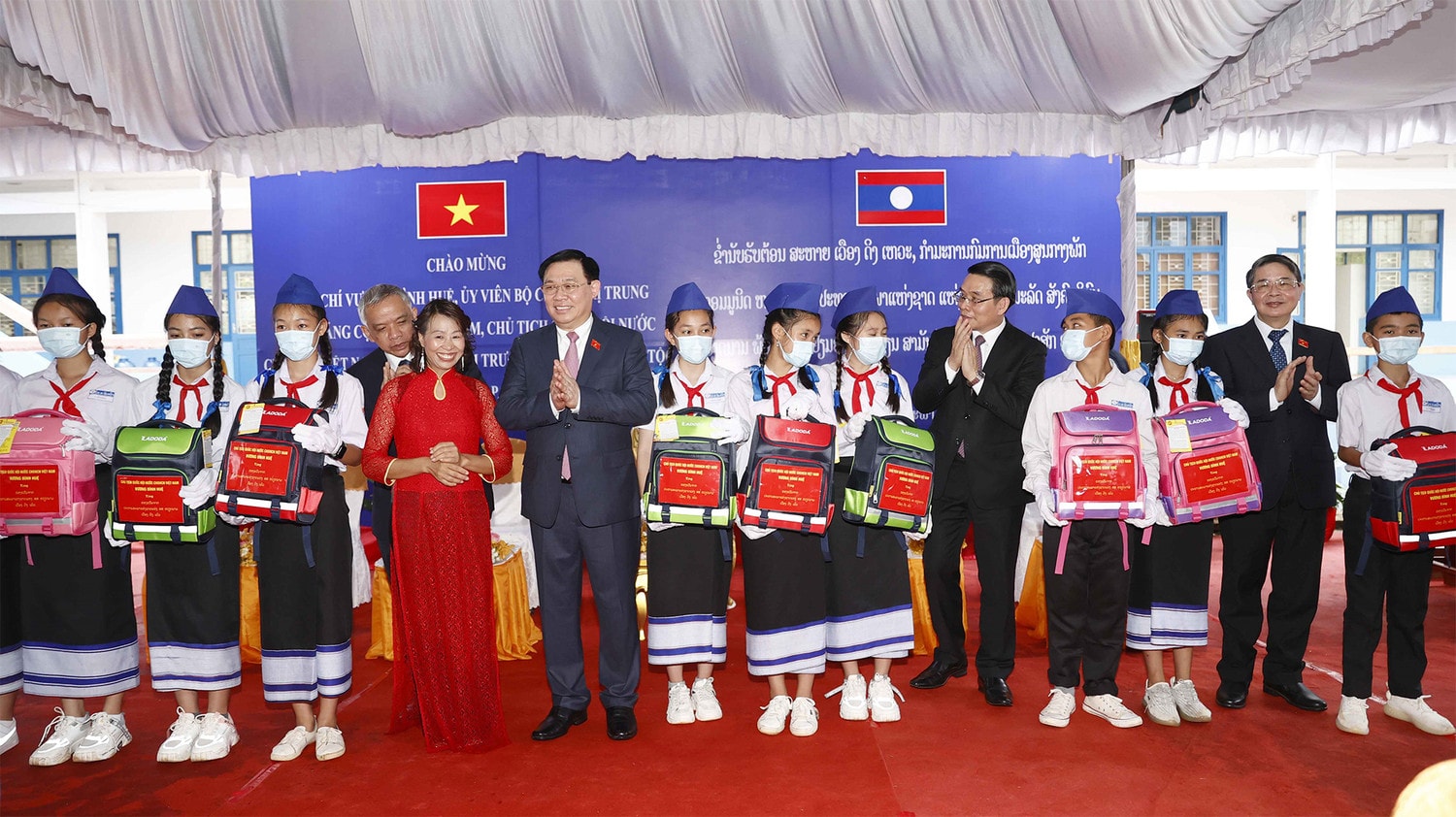 Chủ tịch Quốc hội Vương Đình Huệ thăm trường Dân tộc nội trú Champasak -2