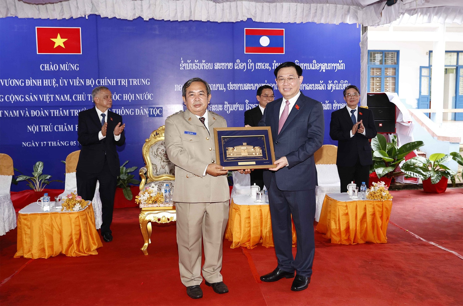Chủ tịch Quốc hội Vương Đình Huệ thăm trường Dân tộc nội trú Champasak -3