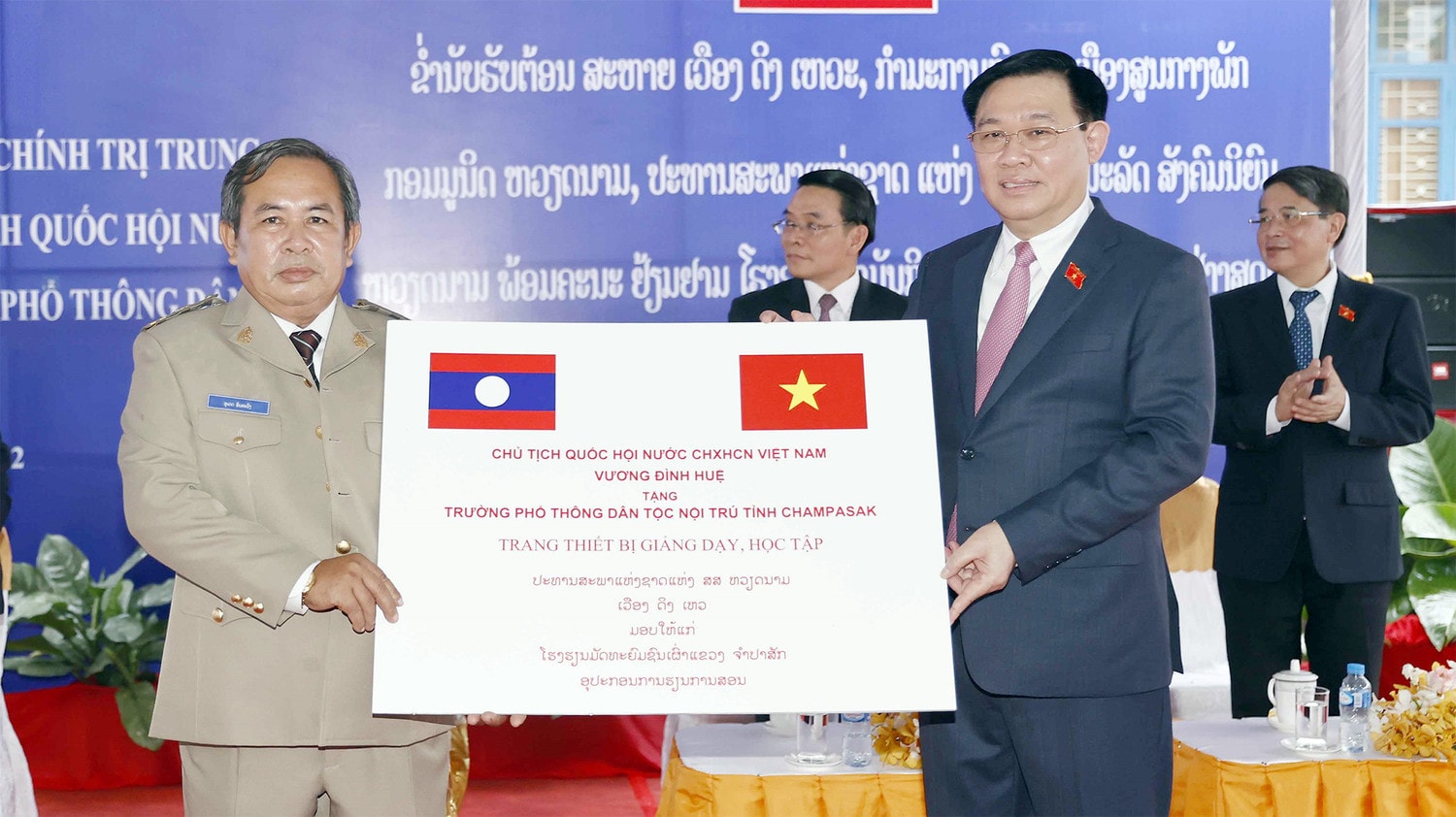 Chủ tịch Quốc hội Vương Đình Huệ thăm trường Dân tộc nội trú Champasak -4