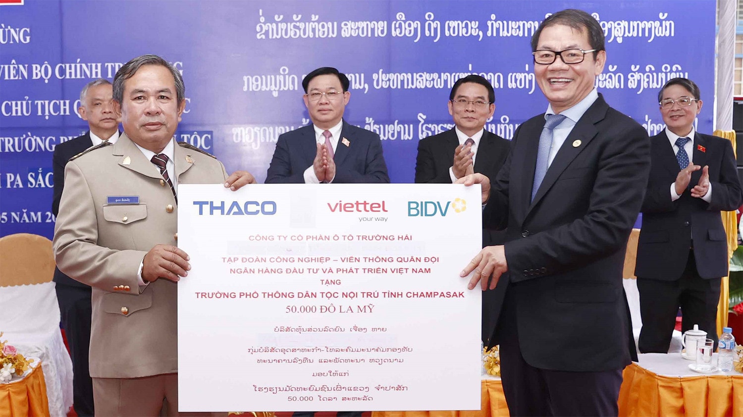 Chủ tịch Quốc hội Vương Đình Huệ thăm trường Dân tộc nội trú Champasak -5