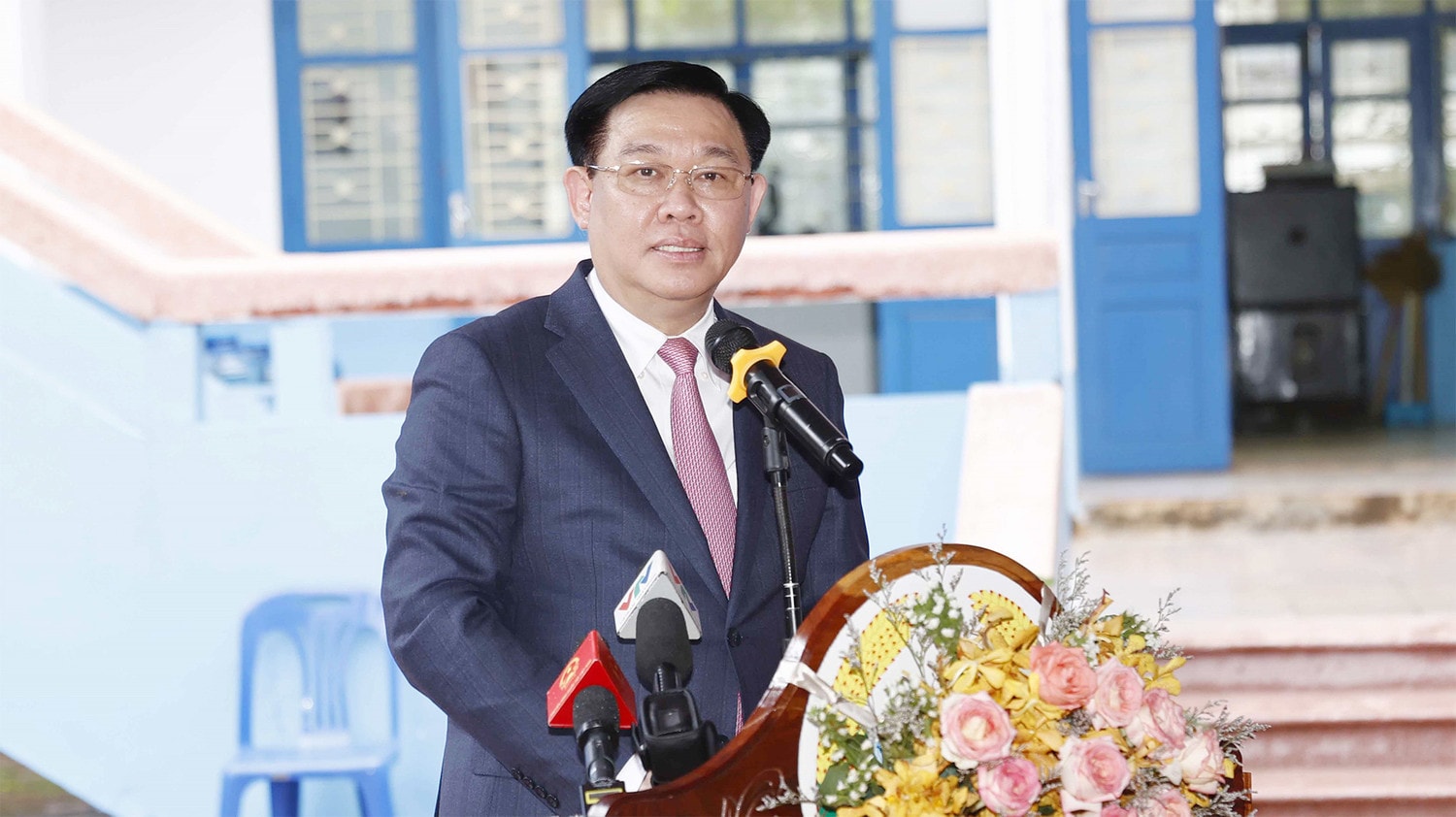 Chủ tịch Quốc hội Vương Đình Huệ thăm trường Dân tộc nội trú Champasak -0