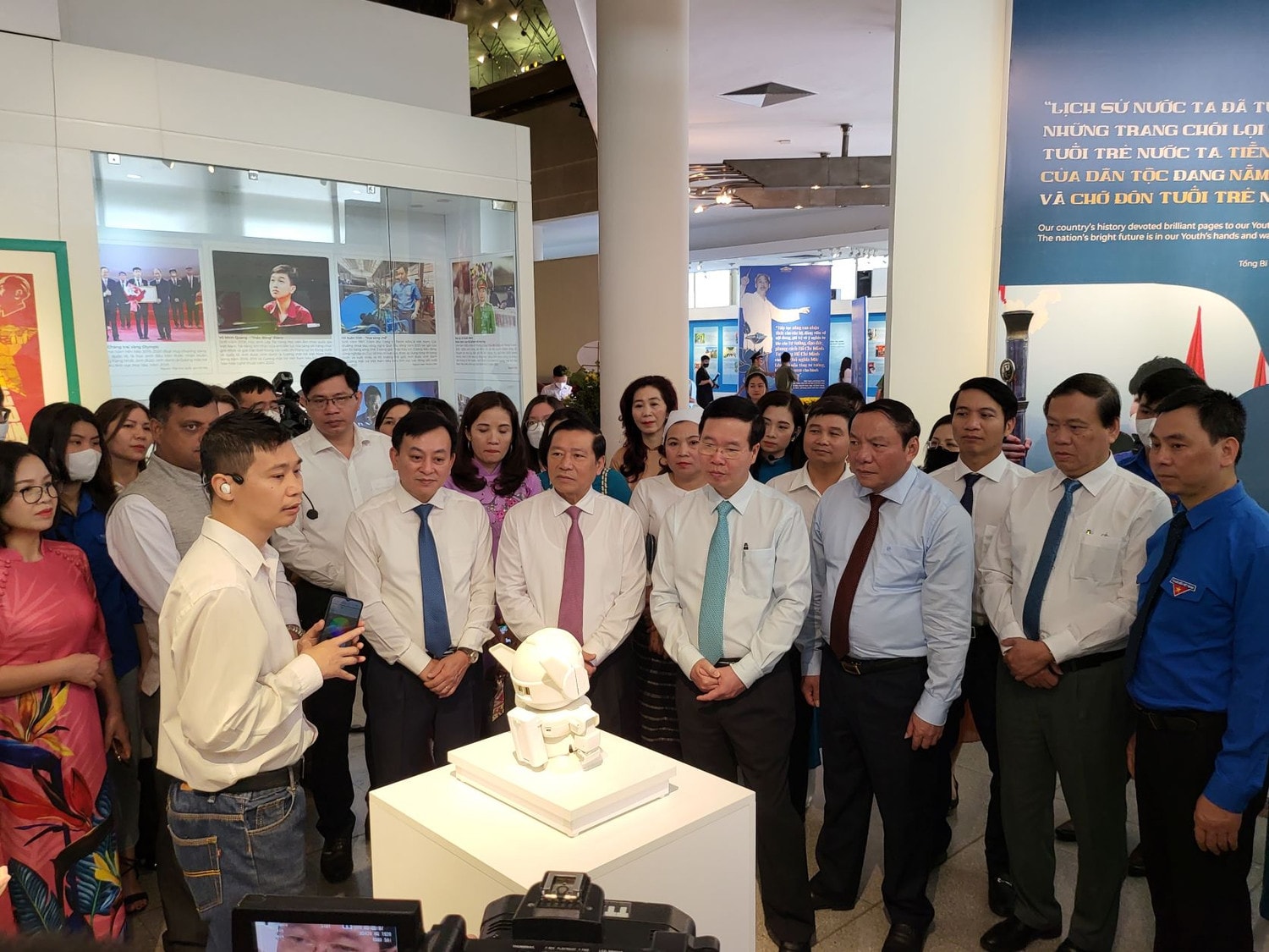 Thường trực Ban Bí thư Võ Văn Thưởng dự khai mạc triển lãm “Những tấm gương bình dị mà cao quý” và trưng bày “Tuổi trẻ - Mùa xuân đất nước” -0