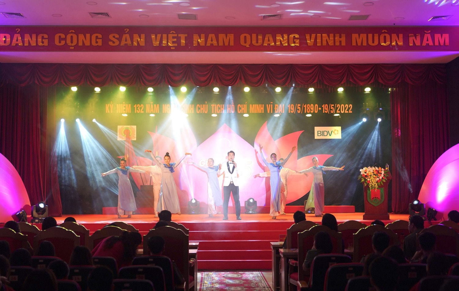 Tưng bừng Chương trình nghệ thuật “Giai điệu Tháng 5” -0