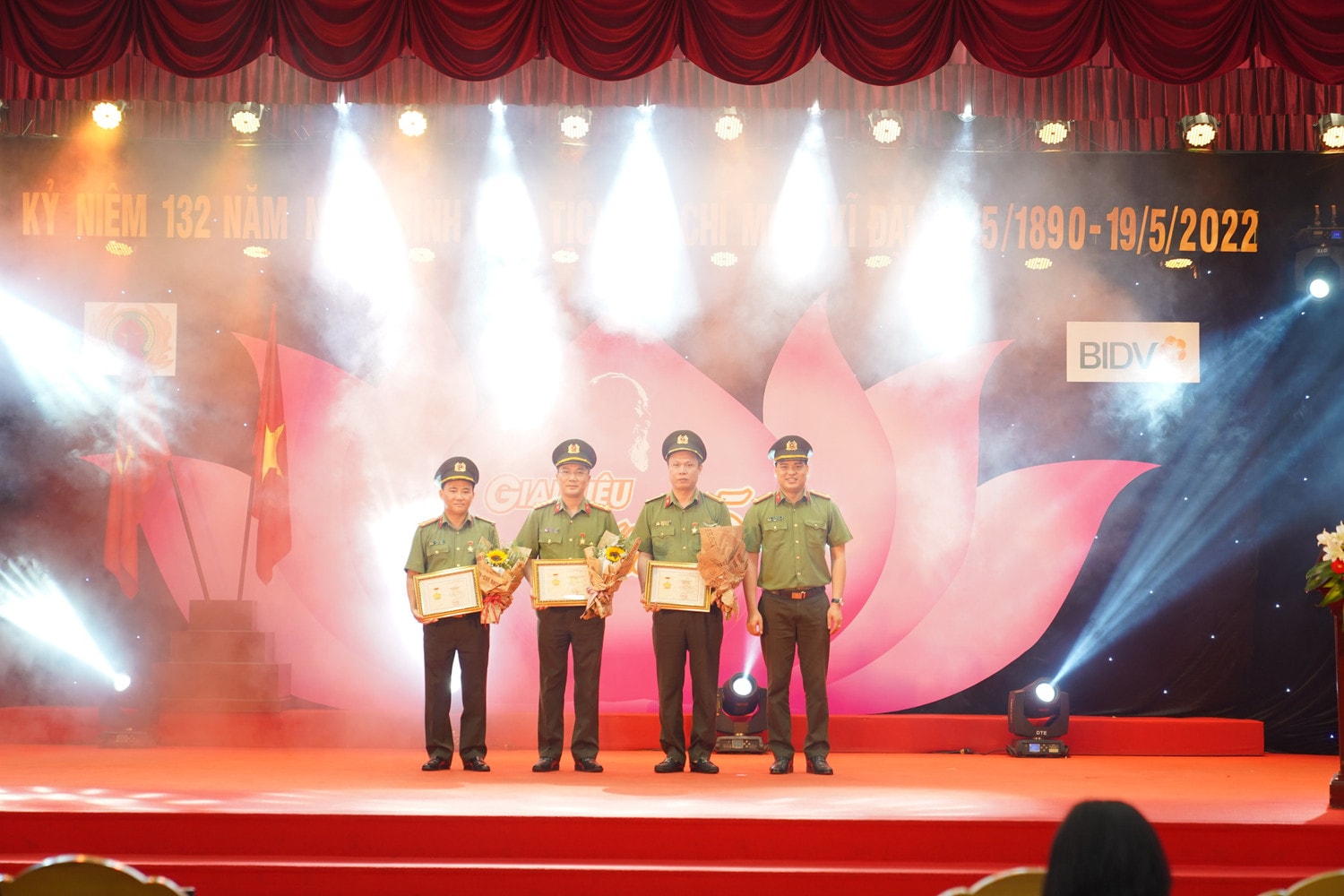 Tưng bừng Chương trình nghệ thuật “Giai điệu Tháng 5” -0