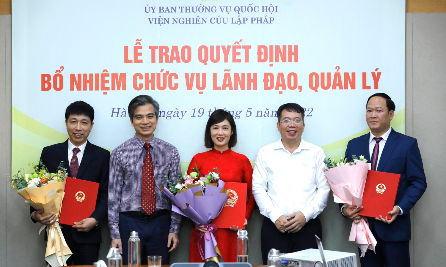 Viện trưởng Viện Nghiên cứu Lập pháp Nguyễn Văn Hiển và Phó Bí thư Thường trực Văn phòng Quốc hội Nguyễn Đức Thụ trao và tặng hoa cho các đồng chí được bổ nhiệm.jpg