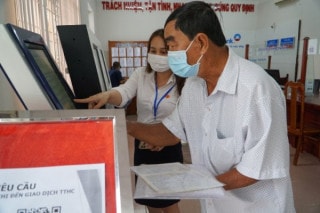 Người dân đến làm thủ tục hành chính ở bộ phận Một cửa của UBND thành phố Cà Mau luôn được hướng dẫn tận tình