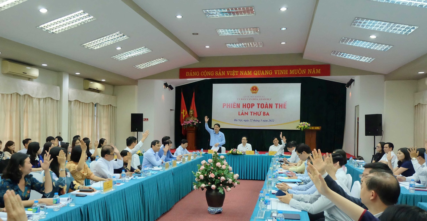 Các thành viên Ủy ban Văn hóa, Giáo dục biểu quyết thông qua các báo cáo tại Phiên họp - Ảnh: Ngọc Phương Đề nghị quy định Lịch sử là môn học bắt buộc -0